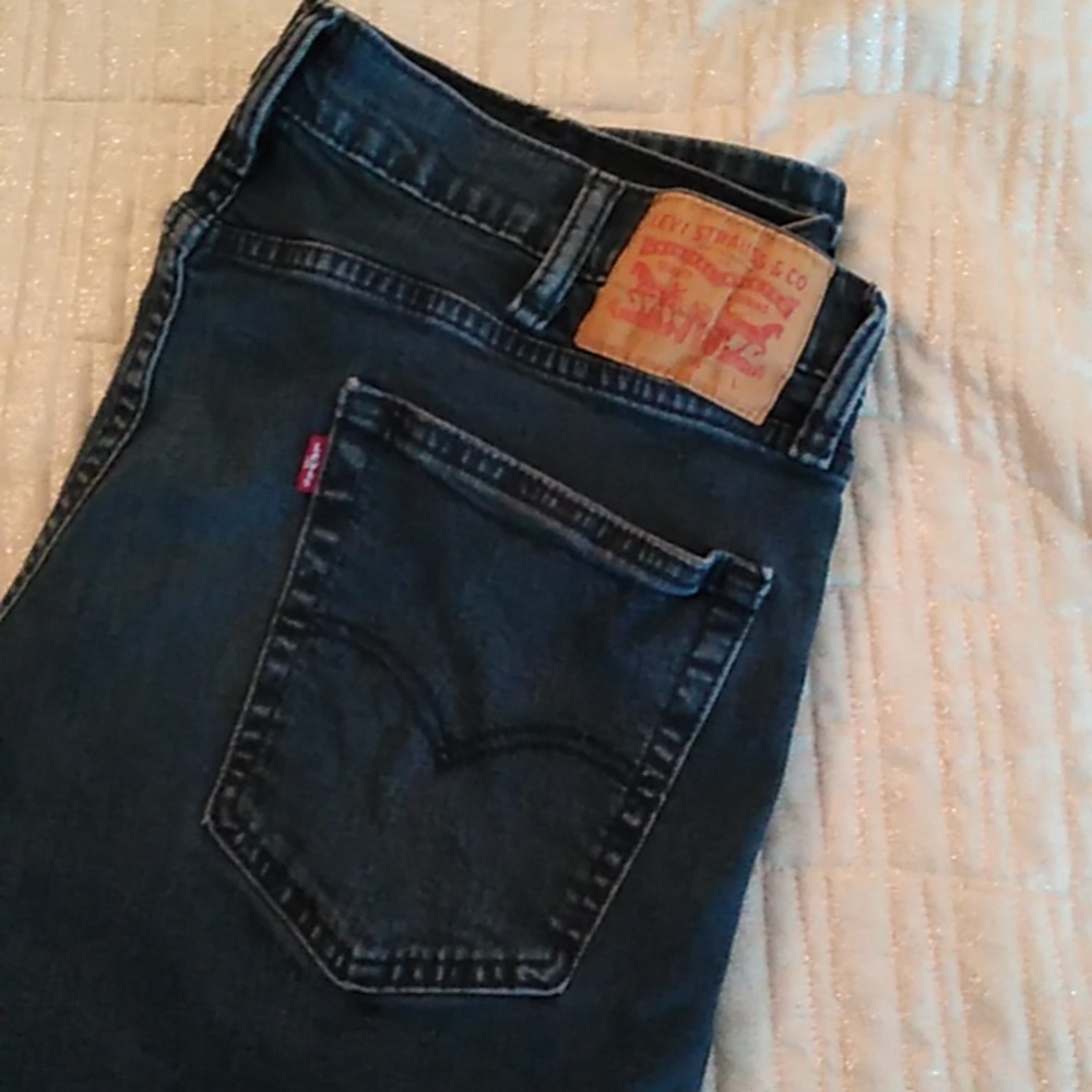 Men's Levi's 38x34 straight leg jeans. 1% elastane for stretch.